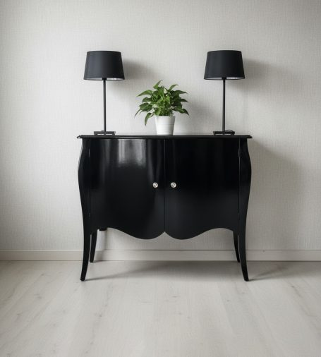 Schwarzes Sideboard mit zwei Lampen und einer Pflanze auf der Oberseite.