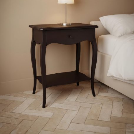 PR-4088 Dunkler Nachttisch mit einer Lampe und einem Bett im Hintergrund.