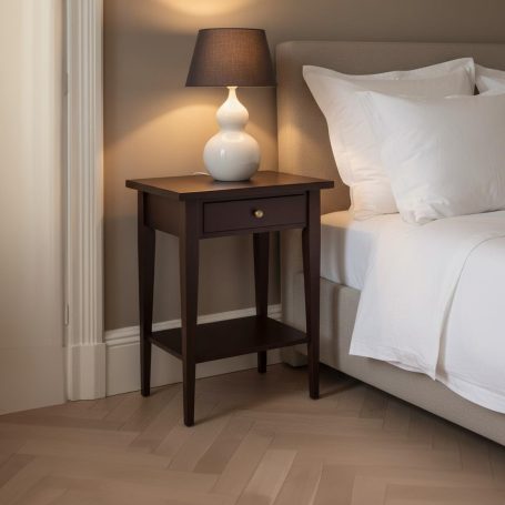 PR-0621 Holz-Nachttisch mit Schublade und Lampe neben einem Bett in einem Schlafzimmer.