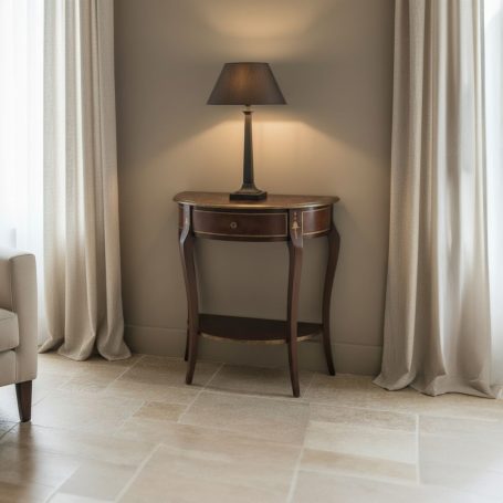 PR-4210 Eleganter Tisch mit Lampe in einem hellen Raum mit Vorhängen.