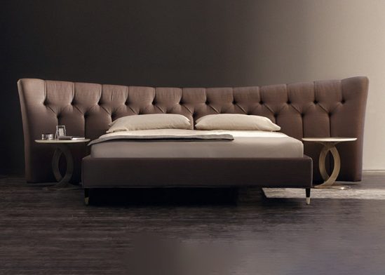 Klassischer Sessel mit Hocker in grau gelbem Samt