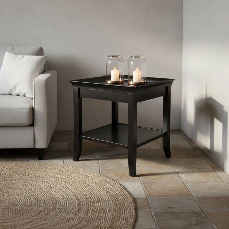 PR-1688-0163 Schwarz-glänzender Beistelltisch mit Kerzen und Gläsern neben einer weißen Couch.