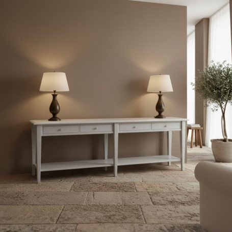 PR-4370 Ein heller Raum mit einer weißen Konsole, zwei Lampen und einer Pflanzenaufnahme.