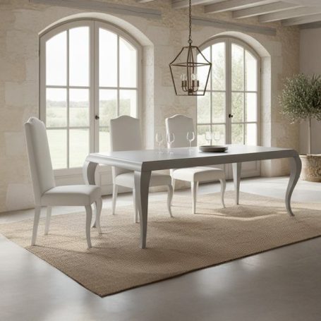 PR-4271-1251 Heller Essbereich mit einem eleganten Tisch, weißen Stühlen und großen Fenstern.