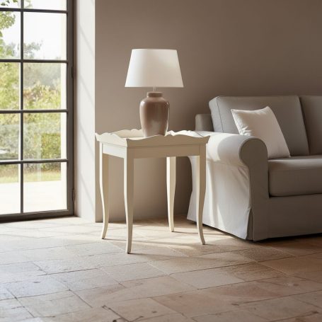 PR-1313 Ein heller Raum mit einem Tisch, einer Lampe und einer Couch.