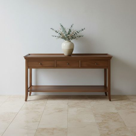 PR-1540 Holztisch mit drei Schubladen und einer Vase mit Pflanzen darauf vor einer weißen Wand.