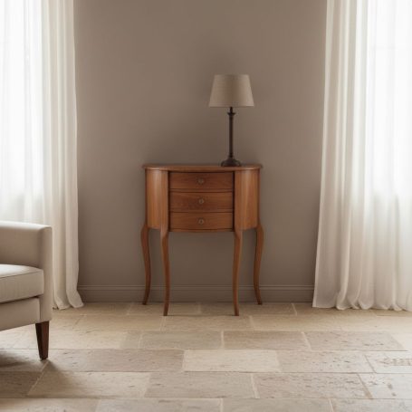 PR-0403 Holztisch mit einer Lampe vor einem Fenster, umgeben von hellen Vorhängen.