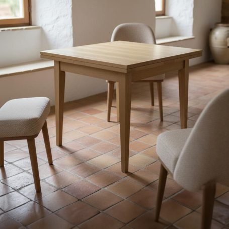 PR-9826 Holztisch mit vier Stühlen auf einem gefliesten Boden in einem hellen Raum.