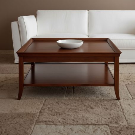 Holztisch mit dekorativer Schale und unterer Ablage, vor einer weißen Couch.