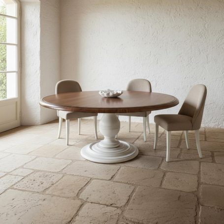 PR-4117 Runder Holztisch mit vier beigen Stühlen in einem hellen Raum.