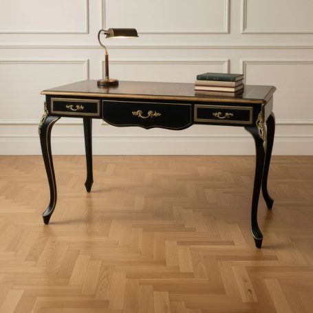 FC-136 Schreibtisch mit schwarzer Lackierung, Goldakzenten und einer Leselampe.