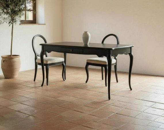 PR-3992 Ein eleganter Tisch mit zwei Stühlen in einem hellen Raum mit Fliesenboden.