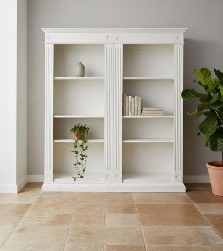 Weißer Bücherregal mit offenen Regalen, Pflanze in einem Topf daneben.