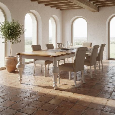 PR-4237 Heller Essbereich mit Holztisch, Stühlen und großen Fenstern mit Ausblick.