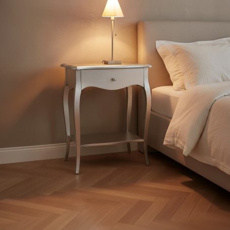 PR-4088 Helle Schlafzimmer-Ecke mit Nachttisch und Tischlampe neben dem Bett.