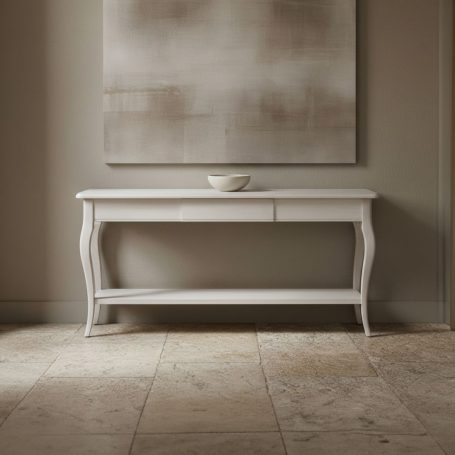 PR-4478 Weißer Konsolentisch mit geschwungenen Beinen vor einer neutralen Wand und grauem Gemälde.