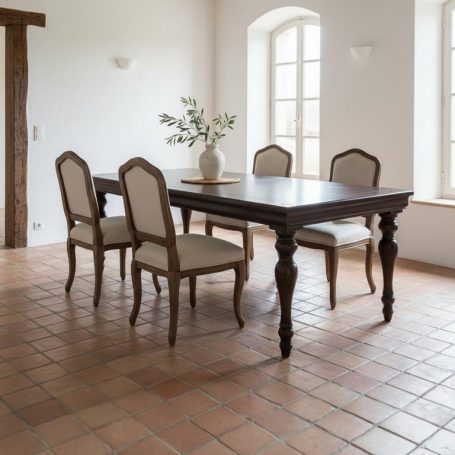 PR-4301 Ein eleganter Tisch mit vier Stühlen in einem hellen, offenen Raum.