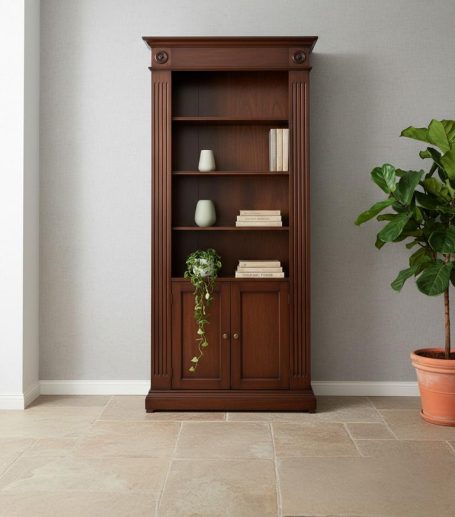 Dunkler Holzregal mit offenen Regalfächern und einer Pflanze in einem Topf.