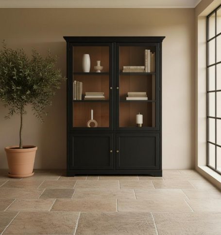 Schwarzer Regal mit Glastüren, Holzregalen, einer Pflanze und Fliesenboden.