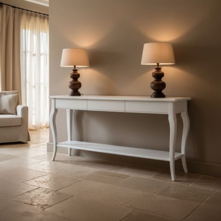 PR-4478 Weißer Konsolentisch mit geschwungenen Beinen und zwei lampen auf der Oberseite.