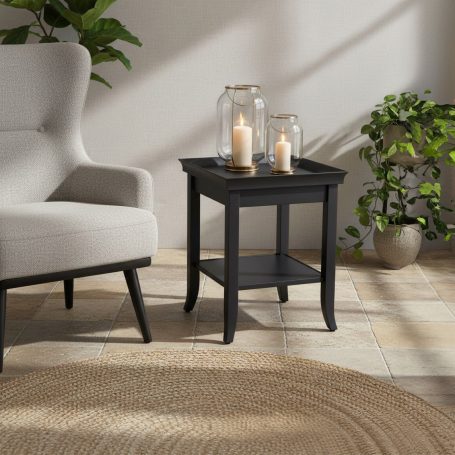 PR-9764 Schwarzer Beistelltisch mit Kerzen, neben einem stilvollen grauen Sessel und einer Pflanze.