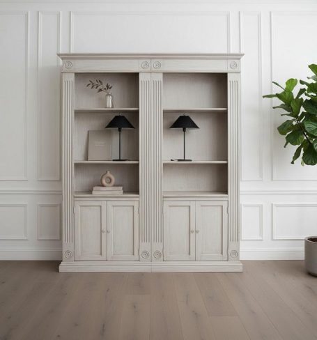 Heller, schlichter Holzschrank mit offenen Regalen und zwei Türen, daneben eine Pflanze.