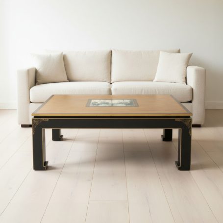 Beige Couch mit Kissen und niedrigem Tisch in einem hellen Raum mit Holzboden.