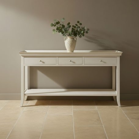 PR-1540 Weißer Konsolentisch mit drei Schubladen und Vase auf einem fliesenbedeckten Boden.