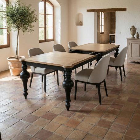 PR-4362 Ein heller Raum mit zwei Tischen und Stühlen, Holzfußboden und Pflanzen.