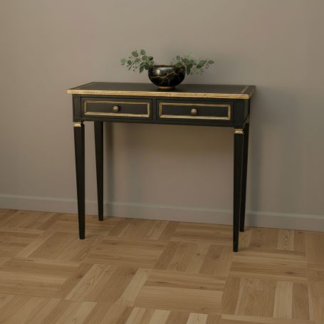 FC-139 Schwarzer Tisch mit goldenen Akzenten und zwei Schubladen, dekoriert mit einer Pflanze.